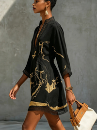 Minivestido negro con estampado de mármol dorado y encaje de ganchillo