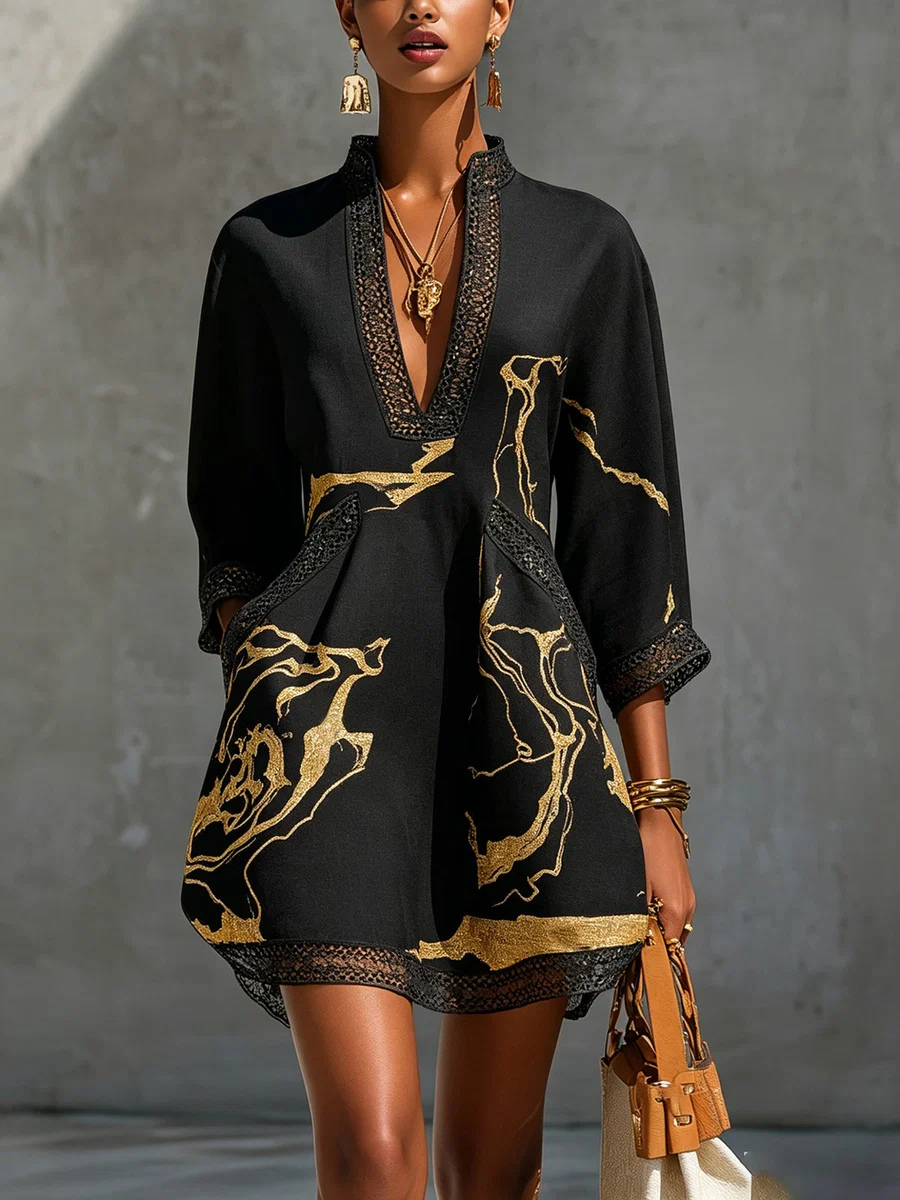 Minivestido negro con estampado de mármol dorado y encaje de ganchillo