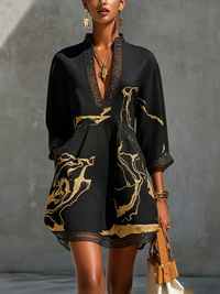 Minivestido negro con estampado de mármol dorado y encaje de ganchillo